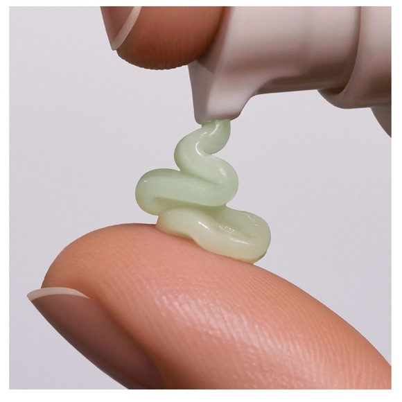 SOLD on another platform Versed Gentle Retinol Serum - Picture 3 of 3